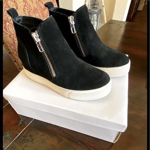 Steve Madden Black Suede Wedgie